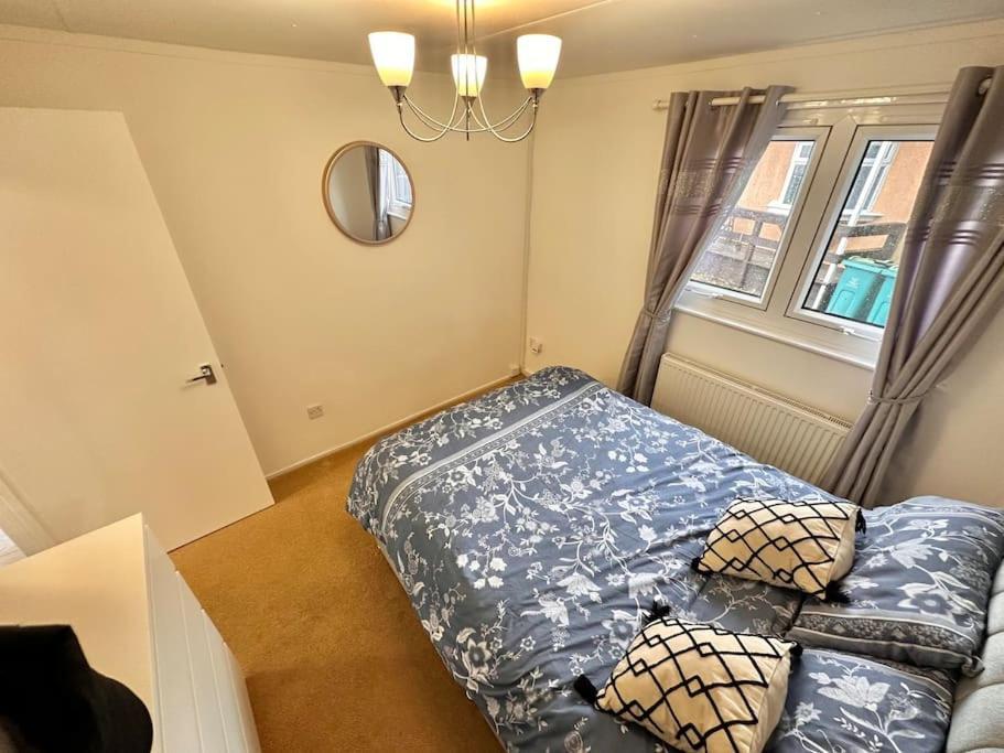Semi-Detached 1-Bedroom Chalet Uddingston Exterior photo